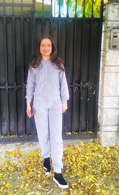 Tânără în trening gri
