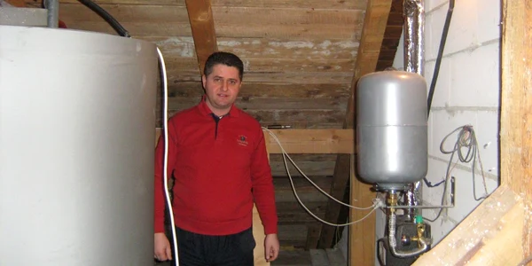 Inginerul Rolland Muller a instalat boilerul în podul casei din Botiz