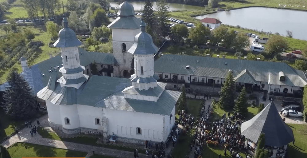 Călugăr de 72 de ani, condamnat la închisoare cu executare pentru că a furat banii mănăstirii și l-a șantajat pe stareț