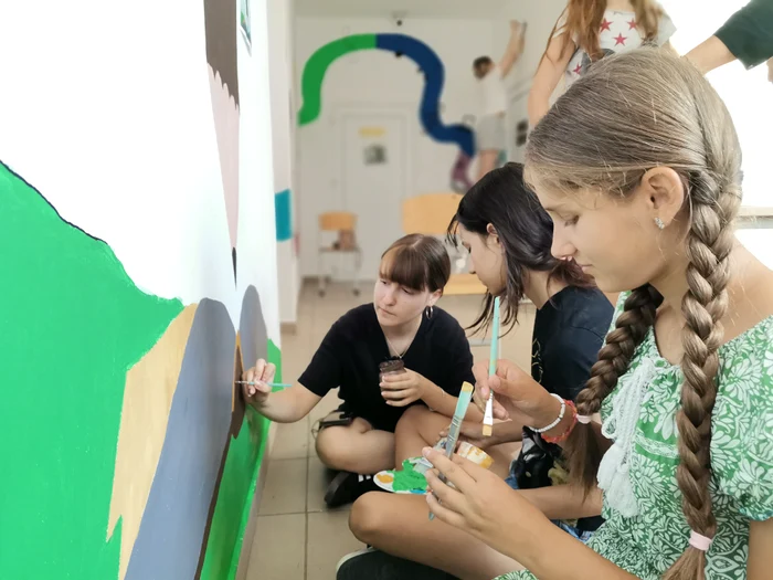 S-a lucrat aproape o vară întreagă pentru a transforma pereții într-o lume de basm FOTO: A. Mitran