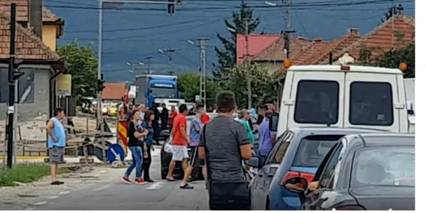 Localnicii au blocat o intersecţie în semn de protest 