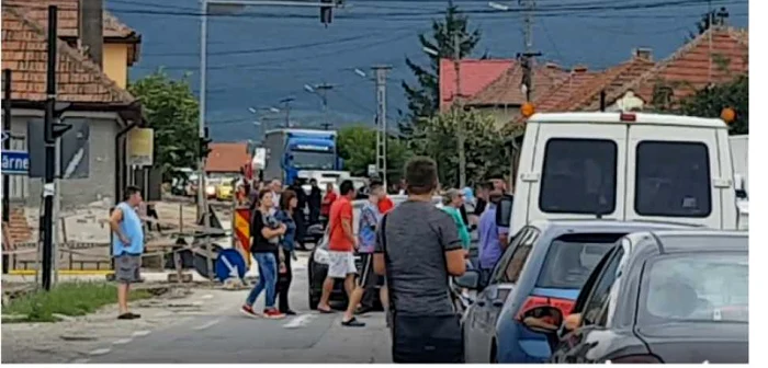 Localnicii au blocat o intersecţie în semn de protest. FOTObrasovromania.net