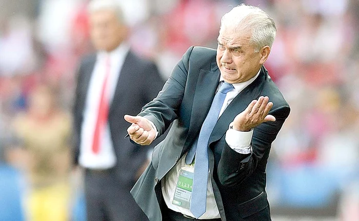 Iordănescu a fost găsit ţap ispăşitor pentru egalul chinuit până aproape de ruşine din meciul cu ElveţiaFotografii: AP / sportpictures.eu