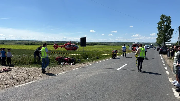 Doi motocicliști fără permis de conducere au provocat un accident cu patru victime. Elicopterul SMURD a intervenit la fața locului