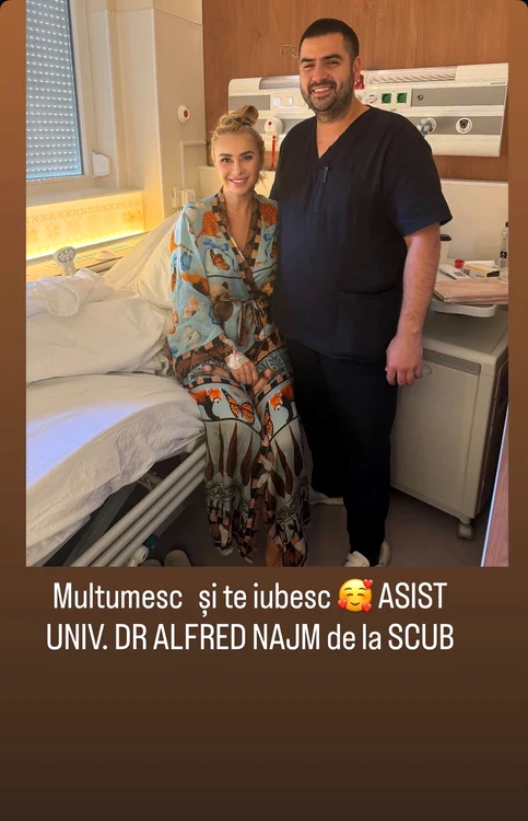 Anamaria Prodan pe patul de spital alături de doctorul care a operat-o