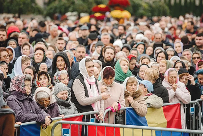 Oamenii au asculat cu  atenție vorbele preoților. Foto: adevarul