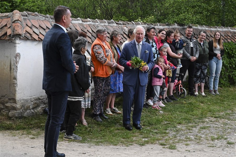 Zeci de turiști și localnici din Valea Zălanului îl însoțesc pe Regele Charles la picnicul în cinstea sa