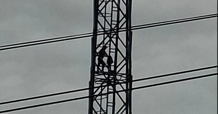 Autoritățile negociază cu bărbatul pentru a nu se ajunge la o tragedie / Sursa foto: Adevărul