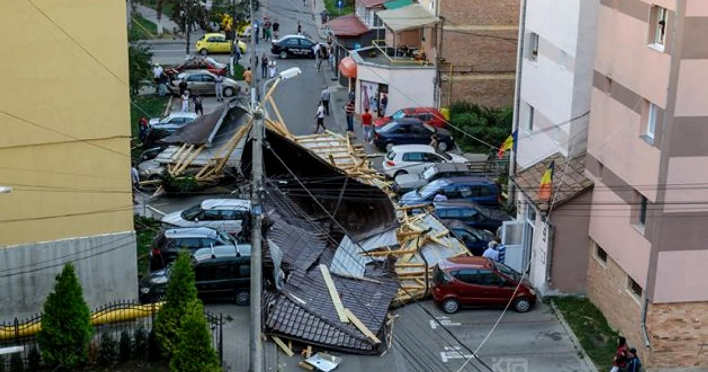 Acoperiş luat de vânt în Alba Iulia. FOTO: Dorin Ţimonea
