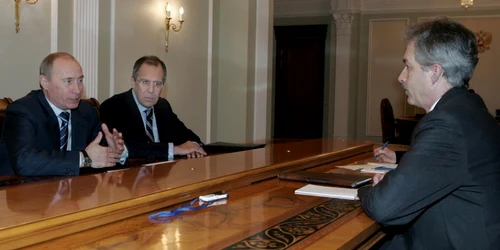 Vladimir Putin discutand cu William Burns pe cand acesta din urma era ambasador in Rusia FOTO EPA-EFE