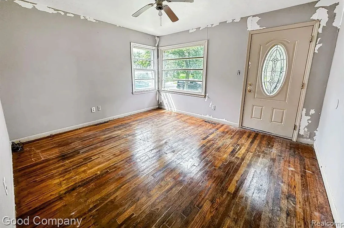 Interiorul are nevoie de recondiționare (foto: zillow.com)