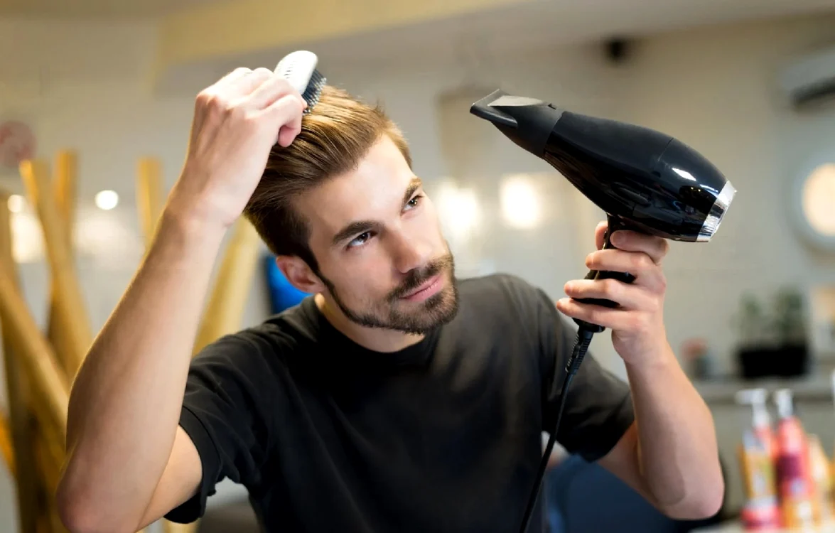 Păr sănătos cu o rutină de haircare corectă / bărbat care își aranjează părul Foto Salt Grooming