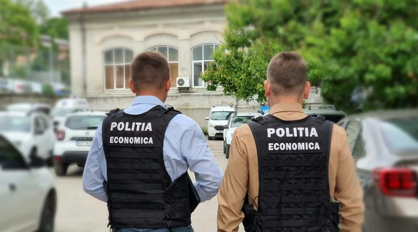 
    Polițiștii de la Serviciul de Investigare a Criminalității Economice ridică documente de la City InsuranceFoto: everydaynews.ro  