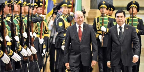 Preşedintlee Traian Băsescu, alături de cel al  Turkmenistenului, Gurbangulî Berdîmuhamedov, la palatul prezidenţial din Aşgabat   