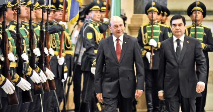 Preşedintlee Traian Băsescu, alături de cel al Turkmenistenului, Gurbangulî Berdîmuhamedov, la palatul prezidenţial din Aşgabat