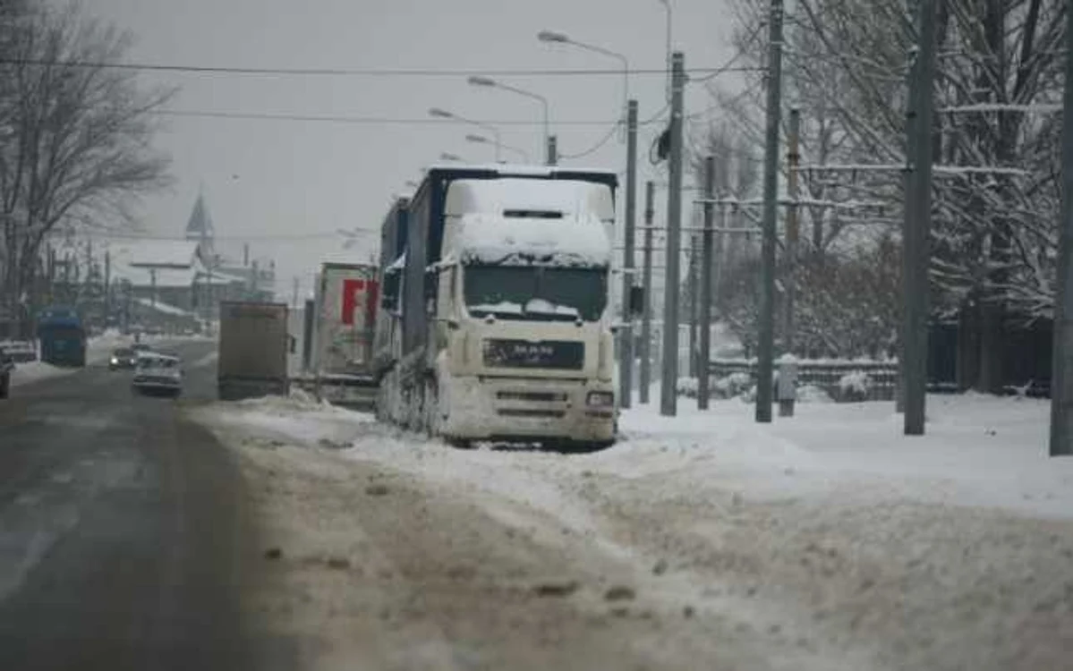 Craiova: Vremea nefavorabilă creeză probleme în trafic.