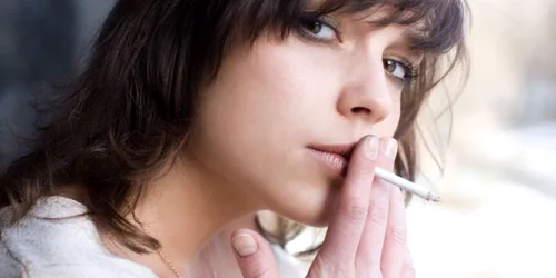 Tinerele din țara noastră încep să fumeze de la 15 ani