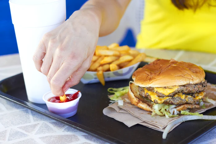 Mâncarea fast-food vegană nu este mai sănătoasă