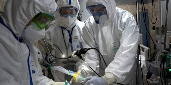 Medici pacient coronavirus COVID 19 pandemie spital terapie intensivă FOTO Mediafax 