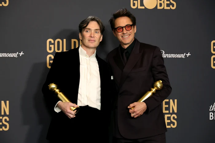Cillian Murphy și Robert Downey Jr au pozat cu trofeele primite la Globurile de Aur 2024