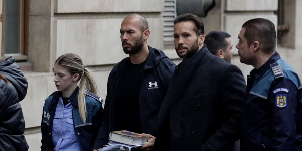 Frații Andrew și Tristan Tate sunt escortați alături de alte persoane implicate în dosarul lor în interiorul Curții de Apel București. FOTO Inquam Photos / Octav Ganea 