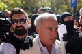 Călin Georgescu este însoțit de ofițeri de poliție la sediul DIICOT pentru audiere, în București. FOTO Inquam Photos / George Călin