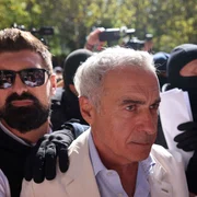 Călin Georgescu este însoțit de ofițeri de poliție la sediul DIICOT pentru audiere, în București. FOTO Inquam Photos / George Călin