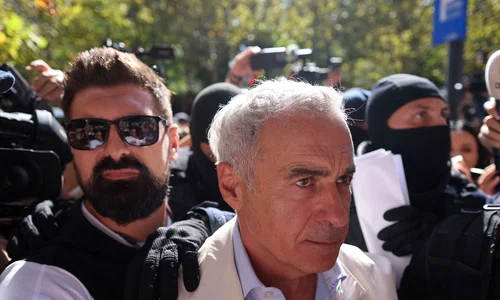 Călin Georgescu este însoțit de ofițeri de poliție la sediul DIICOT pentru audiere, în București. FOTO Inquam Photos / George Călin