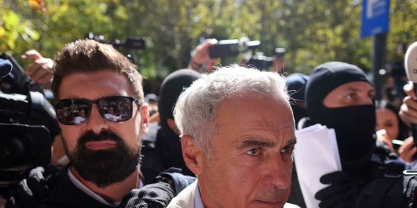 Călin Georgescu este însoțit de ofițeri de poliție la sediul DIICOT pentru audiere, în București. FOTO Inquam Photos / George Călin