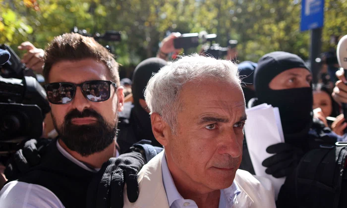 Călin Georgescu este însoțit de ofițeri de poliție la sediul DIICOT pentru audiere, în București. FOTO Inquam Photos / George Călin