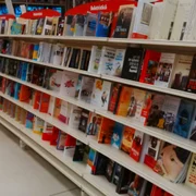 rafturi cu carti supermarket foto calin gavrilas