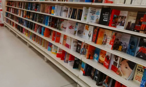 rafturi cu carti supermarket foto calin gavrilas