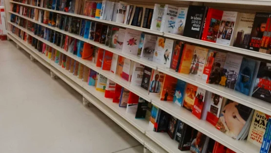rafturi cu carti supermarket foto calin gavrilas