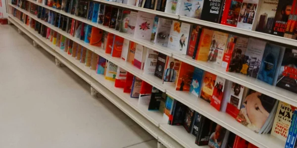 rafturi cu carti supermarket foto calin gavrilas