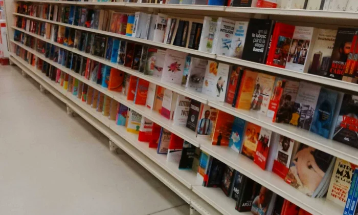 rafturi cu carti supermarket foto calin gavrilas
