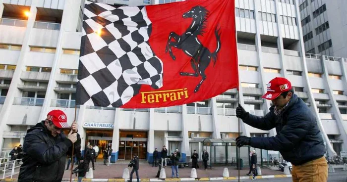 Fanii Ferrari au arborat steaguri în faţa spitalului din Grenoble FOTO Reuters