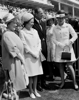 Prințesa Anne cu fustă mini