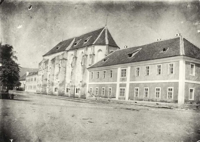 Biserica în anul 1890. În prezent acest loc se află sediul Universităţii. Sursa foto: edu.kindergraff.ro