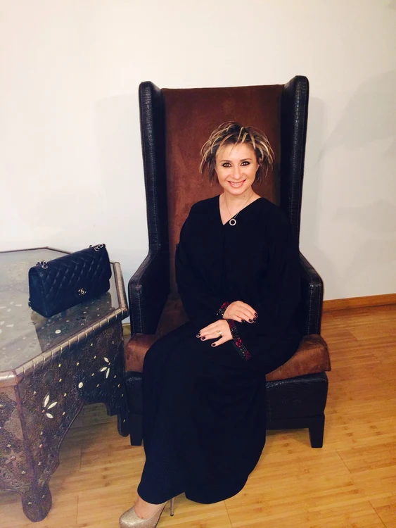 Pe dedesubtul pelerinei negre, Anamaria poartă haine normale