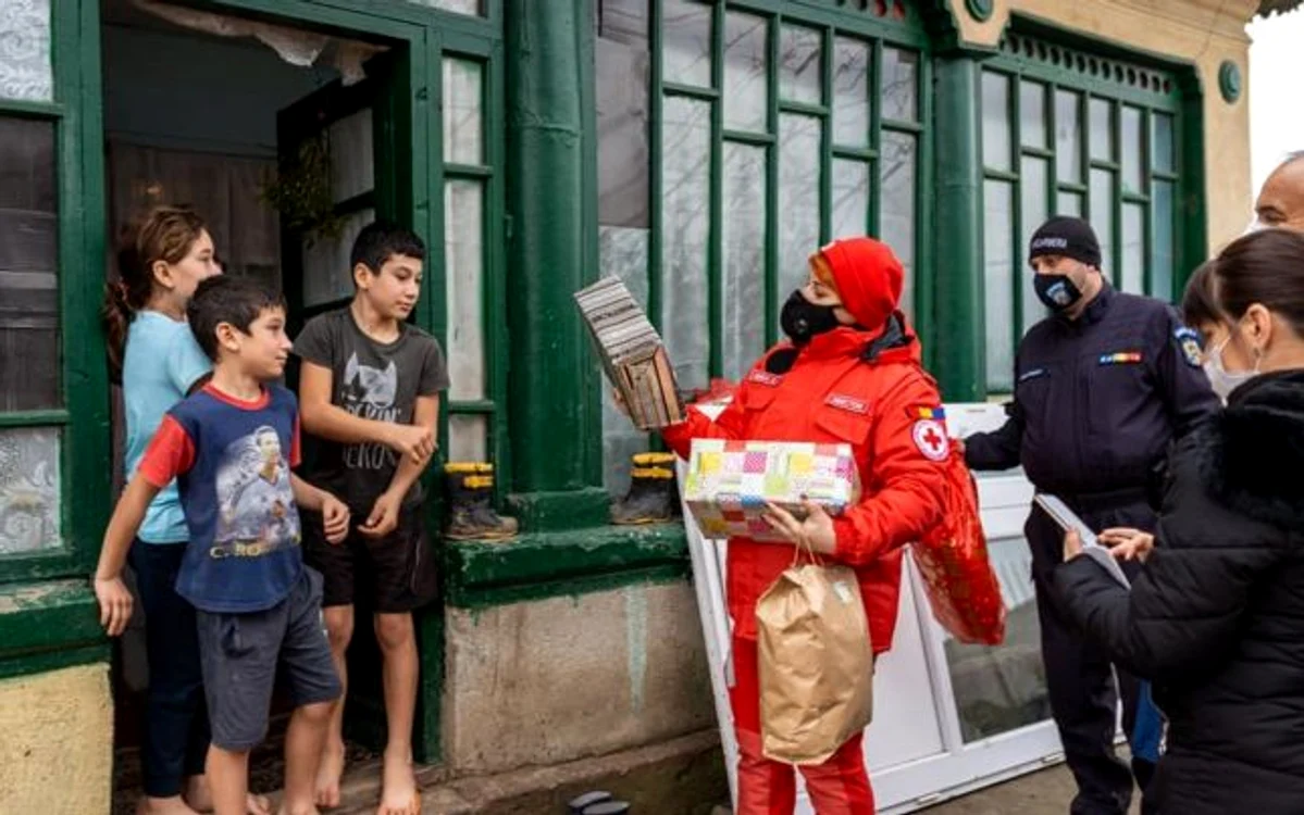 Crucea Roşie a făcut daruri oamenilor sărmani FOTO Facebook/Aura Giurcă
