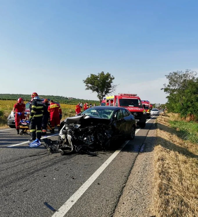 
    Bihor. Două persoane, printre care şi un minor, au murit într-un accident rutierfoto: ISU Bihor  