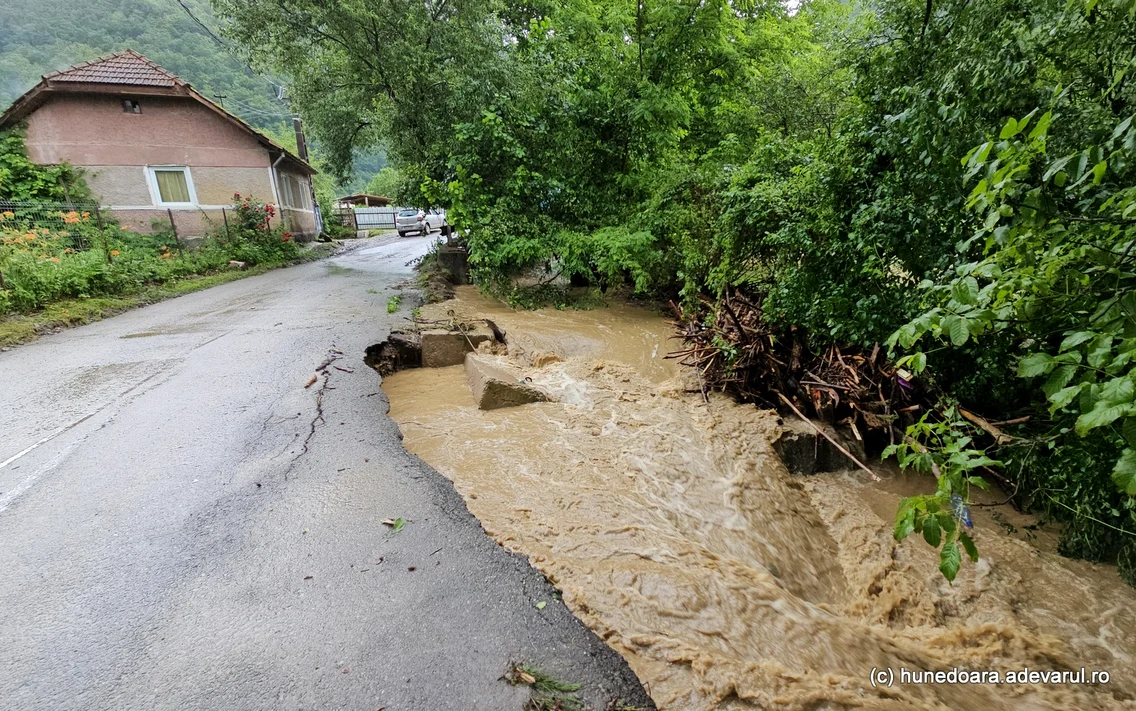 Inundatii pe Valea Zlastiului din Hunedoara  Foto Daniel Guță  ADEVĂRUL (31) jpg