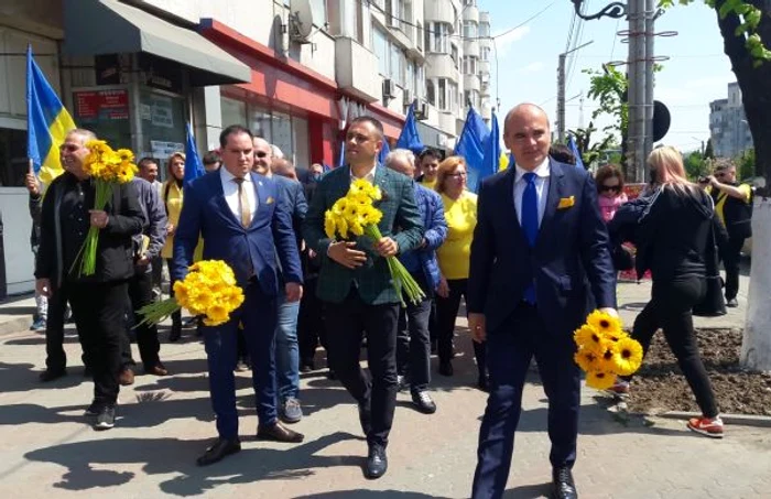 Politicienii au rămas rapid fără flori, câţiva membri fiind trimişi în tot oraşul, pe la florari, să cumpere FOTO: Alina Mitran