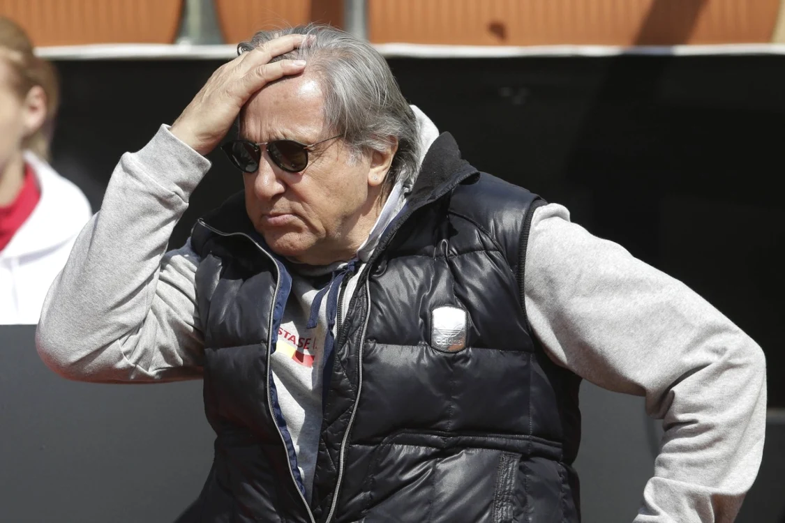 Antrenorul echipei Romaniei Ilie Nastase este escortat de pe teren şi ulterior în afara arenei în urma unei dispute cu arbitrul de scaun şi mai apoi cu alte persoane în timpul meciului de tenis dintre Sorana Cîrstea ăi Johanna Konta în cadrul Fed Cup