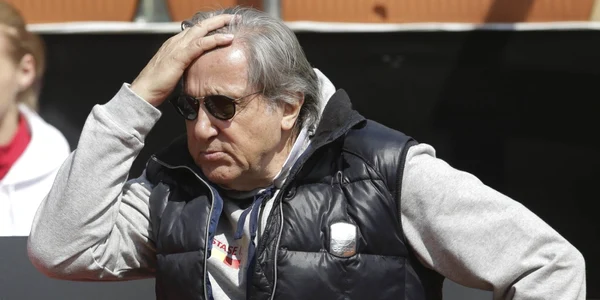Antrenorul echipei Romaniei Ilie Nastase este escortat de pe teren şi ulterior în afara arenei în urma unei dispute cu arbitrul de scaun şi mai apoi cu alte persoane în timpul meciului de tenis dintre Sorana Cîrstea ăi Johanna Konta în cadrul Fed Cup