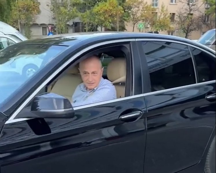 Reacția lui Mircea Geoană la valul de ironii legat de aptitudinile sale de șofer. În cât timp a reușit să iasă cu mașina din parcare 