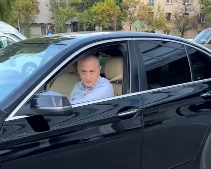 Mircea Geoană arată în cât timp iese din parcare cu mașina FOTO: Captura video