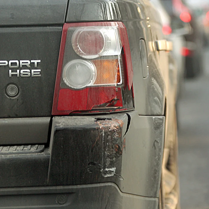 Range Rover-ul s-a ales cu stopul spar și cu bara avariată