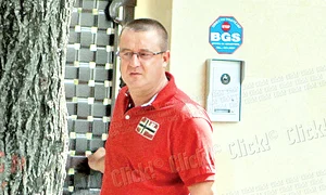 Blejnar s a întors  de la cumpărături  cu trei plase pline jpeg