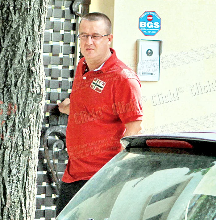 
    Blejnar s-a întors  de la cumpărături  cu trei plase pline  